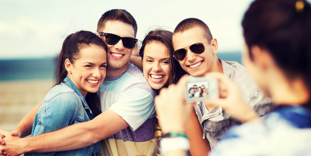 4 jongeren die gelukkig zijn en poseren voor een foto