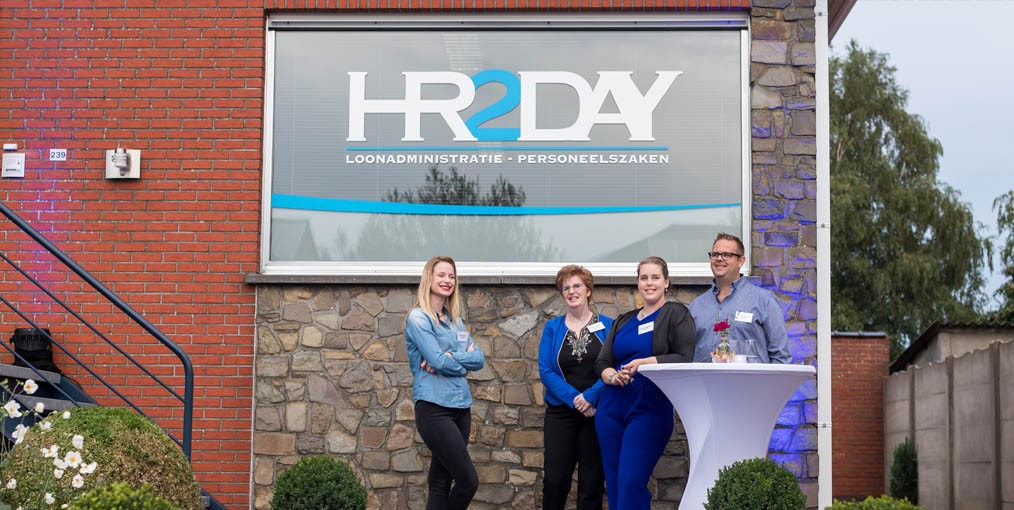 werknemers van HR2DAY voor de gevel van nieuw kantoorgebouw in Rijkevorsel