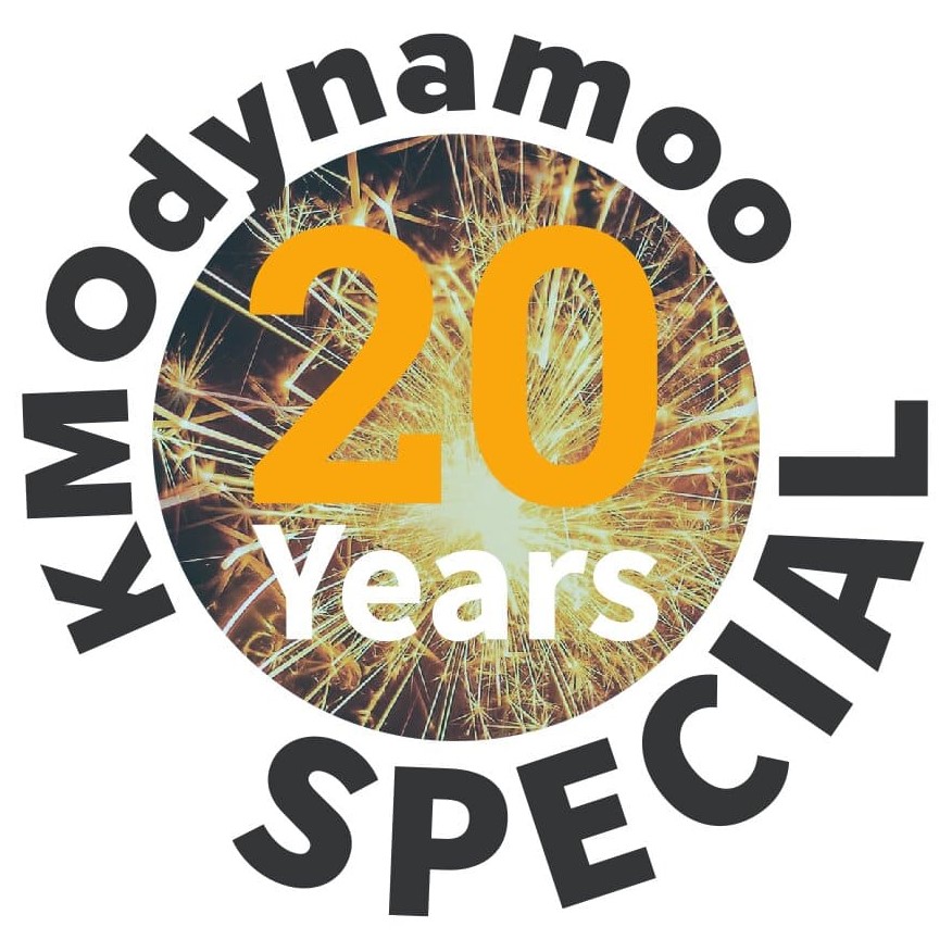 20 jaar KMOdynamoo logo grijs